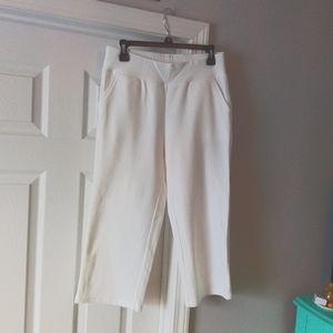 White knit capri pants. Excellent condition. coral Bay. Size S